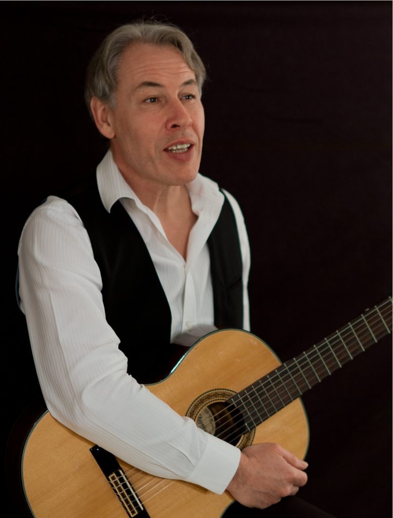 Sänger Philippe Huguet mit Gitarre