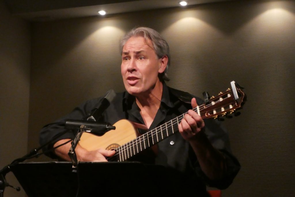 Sänger Philippe Huguet mit Gitarre